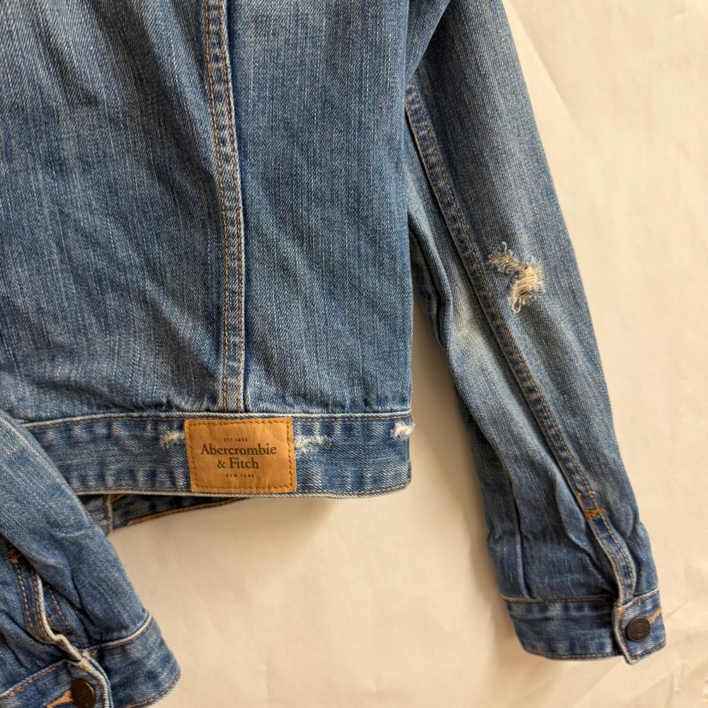 Abercrombie & Fitch Womens XS Distressed Denim Trucker Jean Jacket Wash‎ Blue - Picture 3 of 9